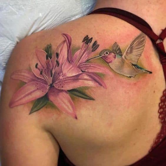 Featured image of post Tatuagem Feminina No Ombro Beija Flor A tatuagem feminina no ombro um lugar estrat gico pois permite dependendo da roupa e ocasi o que sua tatuagem fique a mostra ou seja